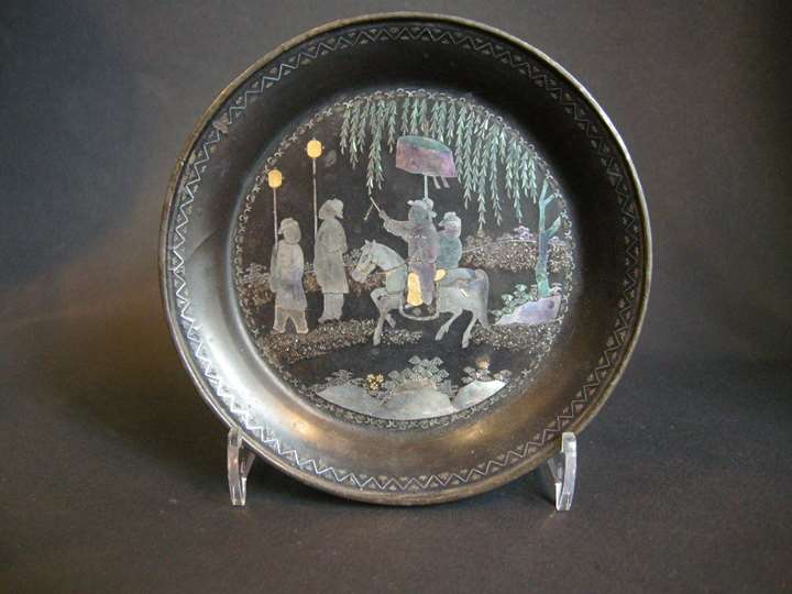 Small Chinese tray circular in "lac burgauté" inlaid mother of pearl and gold